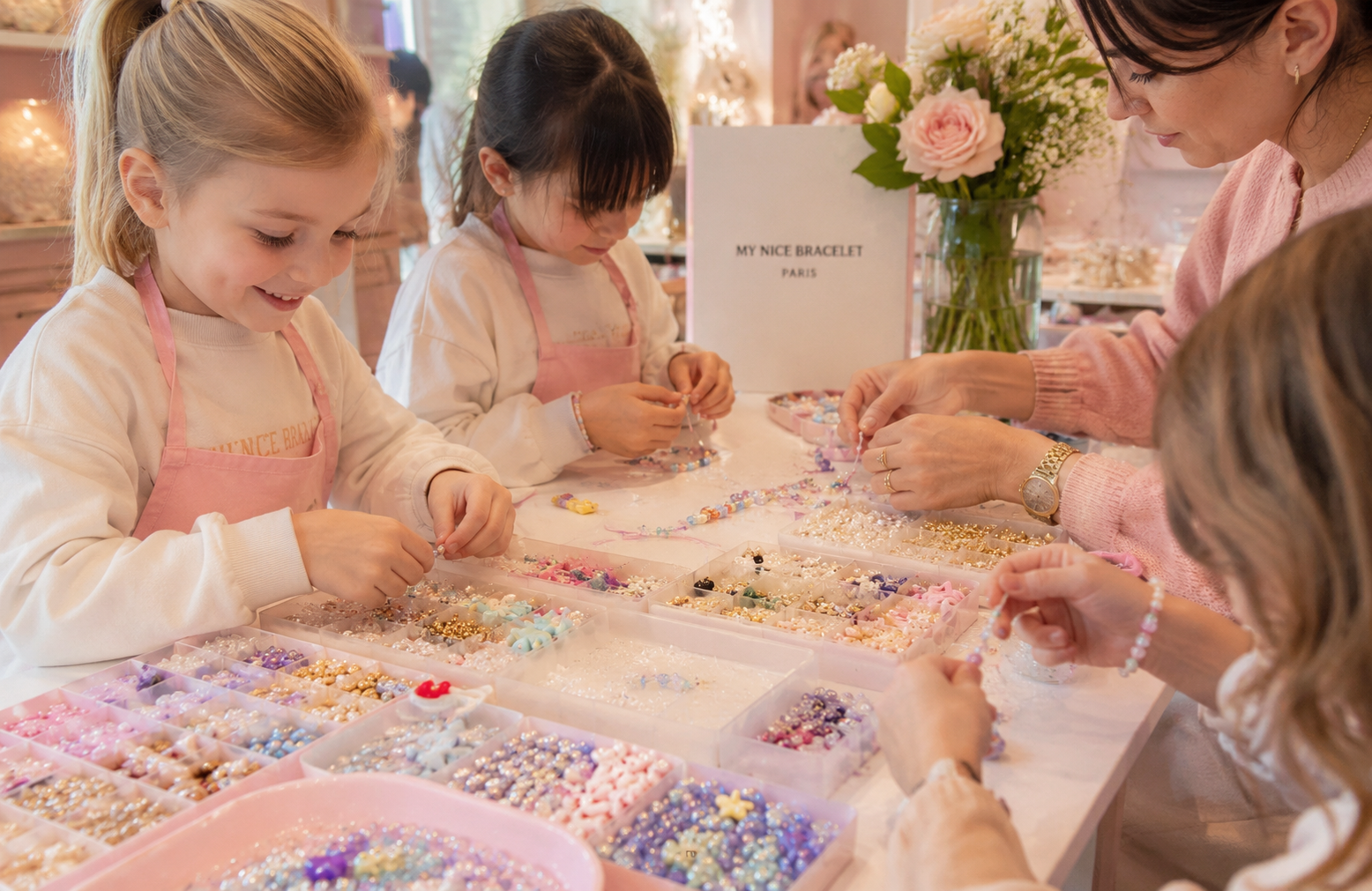 Atelier créatif enfant à Paris — création de bijoux kawaii en famille