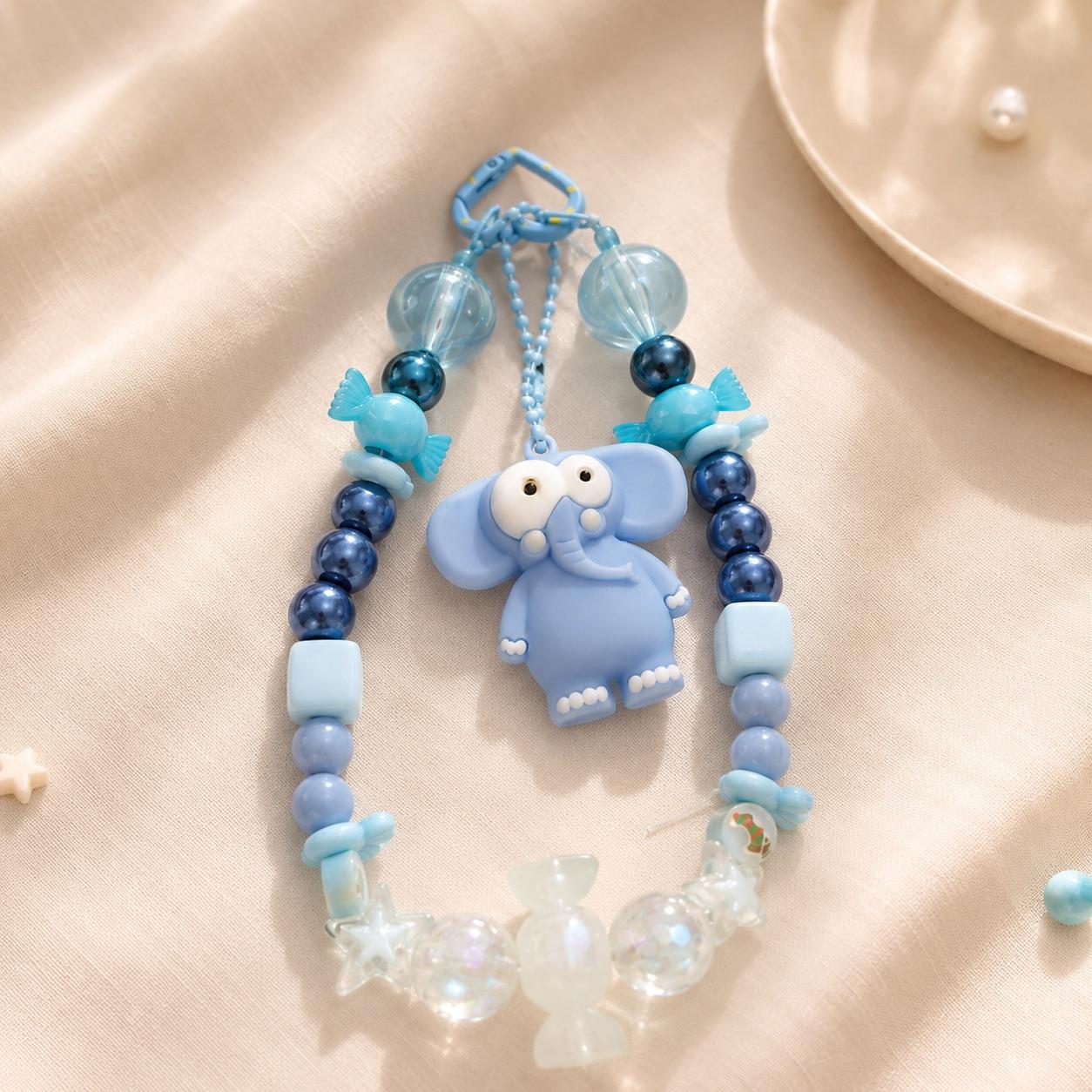 Attache téléphone Kawaii bleue avec figurine éléphant, créée en atelier